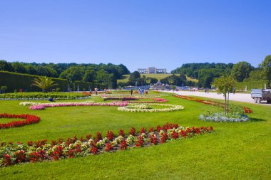 Viyana, Avusturya - 30 Haziran 2019: Gloriette Pavyonu ve Viyana'daki Schonbrunn Sarayı parkının manzarası