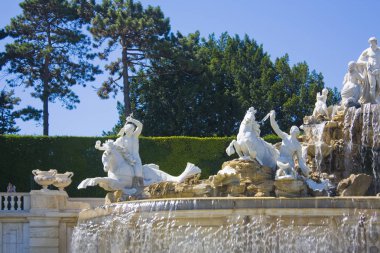 Viyana, Avusturya - 30 Haziran 2019: Viyana'daki Schonbrunn parkında Neptün Çeşmesi'nin parçası