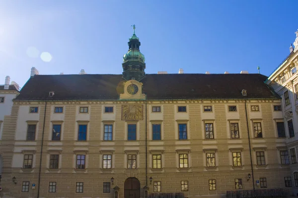 Viyana, Avusturya-30 Haziran 2019: Hofburg parçası (müzeler ile Barok Saray Kompleksi)-Viyana 'da güneş saati ile bina