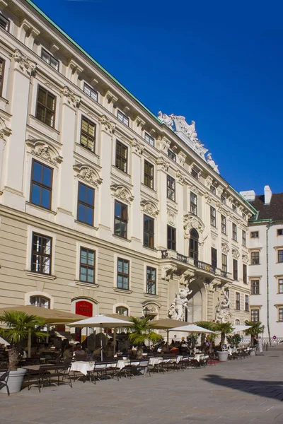Viyana, Avusturya - 30 Haziran 2019: Hofburg avlusu içinde sokak kafe - Viyana barok saray kompleksi