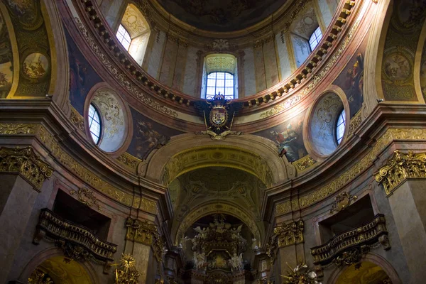 Viyana, Avusturya - 30 Haziran 2019: Viyana'daki St Peter Kilisesi'nin (Peterskirche) lüks iç tasarımı