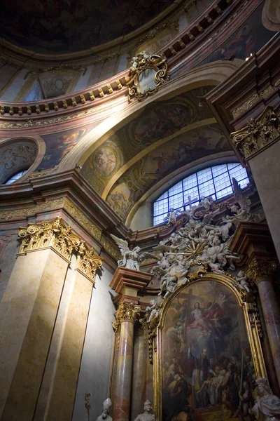 Viyana, Avusturya - 30 Haziran 2019: Viyana'daki St Peter Kilisesi'nin (Peterskirche) lüks iç tasarımı