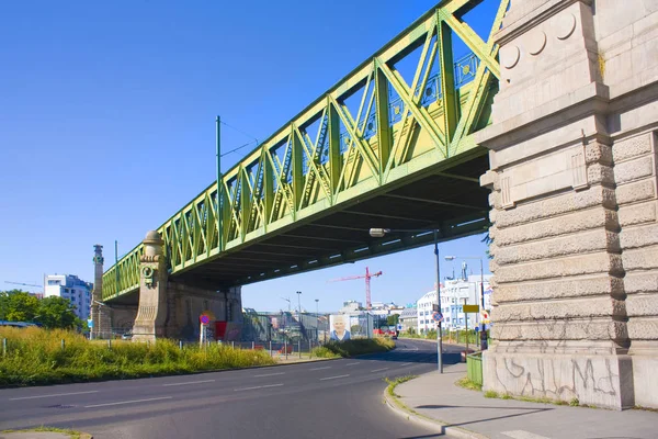 Viyana, Avusturya - 30 Haziran 2019: Viyana'da yeşil metro köprüsü