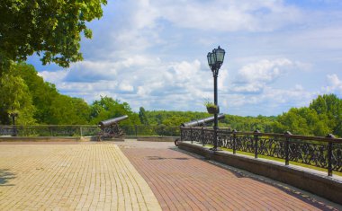 Chernigov, Ukrayna tepede tarihsel toplar ile gözlem masası