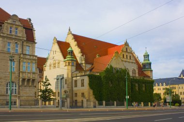 Poznan, Polonya-20 Haziran 2019: Neo-Adam Mickiewicz Üniversitesi ve Poznan Adam Mickiewicz Anıtı Binası Rönesans cephe