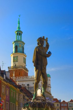 Poznan, Polonya-20 Haziran 2019: Poznan Ana Meydanı 'nda Apollo Çeşmesi