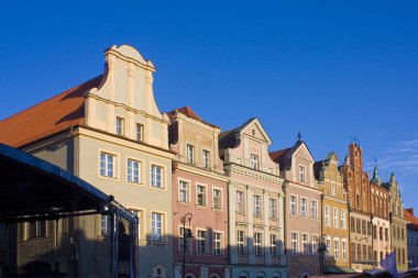 Poznan, Polonya-20 Haziran 2019: Poznan Ana Meydanı 'nda eski renkli evlerin cepheleri