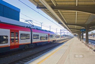 Poznan, Polonya-20 Haziran 2019: Poznan Tren İstasyonu platformunda Tren