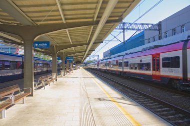 Poznan, Polonya-20 Haziran 2019: Poznan Tren İstasyonu platformunda Tren