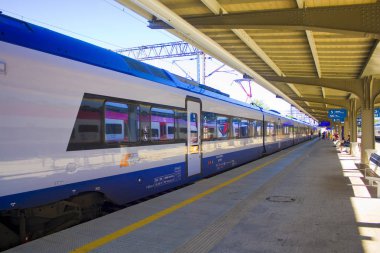 Poznan, Polonya-20 Haziran 2019: Poznan Tren İstasyonu platformunda Tren