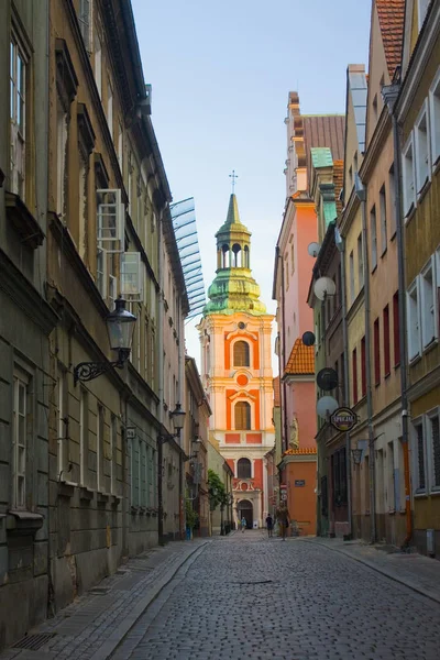 Poznan, Polonya 'da sonsuz yardım ve St Mary Magdalene bizim Lady Bazilikası çan kulesi
