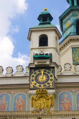 Poznan, Polonya-20 Haziran 2019: mekanize keçi popo her gün Poznan Belediye Binası 'nda öğlen başları 