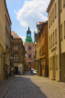 Poznan, Polonya-20 Haziran 2019: Poznan, Polonya 'da kalıcı yardım ve Aziz Mary Magdalene bizim Lady Bazilikası çan kulesi