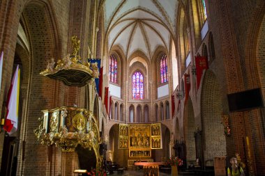 Poznan, Polonya-20 Haziran 2019: Poznan Tumski adasında St Peter ve Paul Başpiskopos Bazilikası Iç