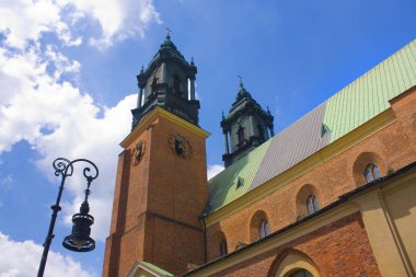 Poznan, Polonya 'daki Tumski adasında St. Peter ve Paul Başpiskopos Bazilikası