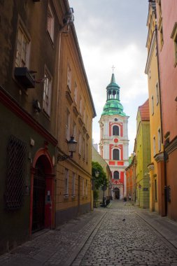 Poznan, Polonya 'da sonsuz yardım ve St Mary Magdalene bizim Lady Bazilikası çan kulesi