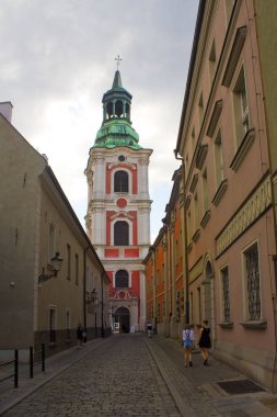 Poznan, Polonya 'da sonsuz yardım ve St Mary Magdalene bizim Lady Bazilikası çan kulesi