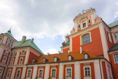 Poznan, Polonya 'da sonsuz yardım ve Aziz Mary Magdalene bizim Lady Bazilikası avlusunda