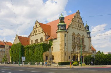 Poznan, Polonya-20 Haziran 2019: Poznan Adam Mickiewicz Üniversitesi binanın Neo-Rönesans cephe