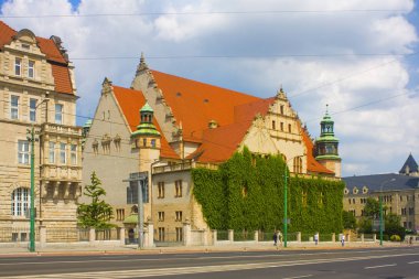 Poznan, Polonya-20 Haziran 2019: Neo-Adam Mickiewicz Üniversitesi ve Poznan Adam Mickiewicz Anıtı Binası Rönesans cephe