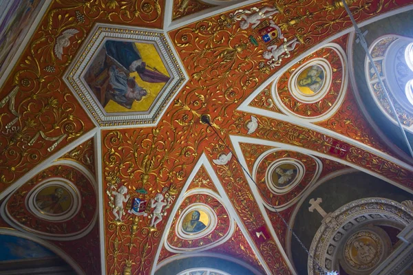 Poznan, Polonya-20 Haziran 2019: Poznan Tumski adasında St Peter ve Paul Başpiskopos Bazilikası Iç