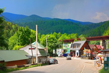 Yaremche, Ukrayna-10 Haziran 2019: Hatıra pazarı-Yaremche