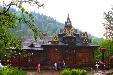 Yaremche, Ukrayna-10 Haziran 2019: Restoran Hutsulshchyna (ahşap çerçeve) Yaremche içinde
