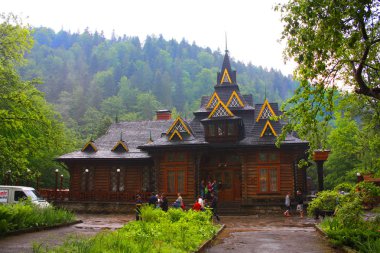 Yaremche, Ukrayna-10 Haziran 2019: Restoran Hutsulshchyna (ahşap çerçeve) Yaremche içinde