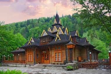 Yaremche, Ukrayna-10 Haziran 2019: Restoran Hutsulshchyna (ahşap çerçeve) Yaremche içinde