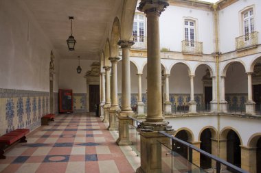 Coimbra, Portekiz-1 Mart 2019: ünlü Coimbra Üniversitesi 'nin bir avlunun arcade
