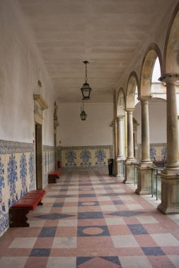 Coimbra, Portekiz-1 Mart 2019: ünlü Coimbra Üniversitesi 'nin bir avlunun arcade