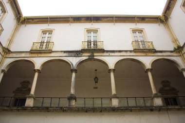 Coimbra, Portekiz-1 Mart 2019: ünlü Coimbra Üniversitesi 'nin bir avlunun arcade