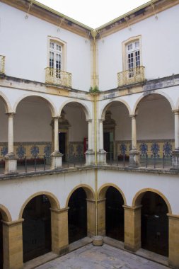 Coimbra, Portekiz-1 Mart 2019: ünlü Coimbra Üniversitesi 'nin bir avlunun arcade