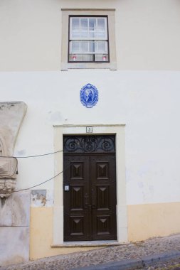 Coimbra, Portekiz eski Lower Town bir kapı ile eski binanın pitoresk parçası