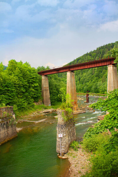 Железнодорожный мост через реку Прут в Яремче, Украина

