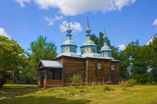 ウクライナのペレヤスラフ クメルニツキーにある中世の民俗建築と生活の野外博物館で古い木製の教会 現在のウクライナラシュニク博物館 — ストック写真