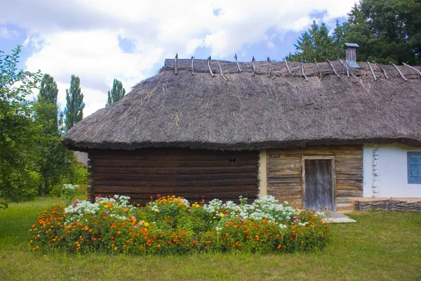 ウクライナ ペレヤスラフ クメルニツキーの民俗建築と中世のドニエパーの生活の野外博物館における歴史的建造物の再建 — ストック写真