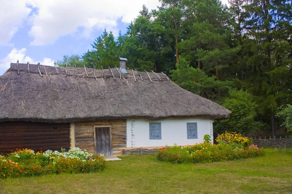 ウクライナ ペレヤスラフ クメルニツキーの民俗建築と中世のドニエパーの生活の野外博物館における歴史的建造物の再建 — ストック写真