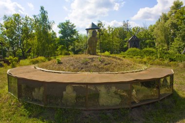 Pereyaslav-Khmelnitsky, Ukrayna - Jule 25, 2019: Pereyaslav-Khmelnitsky'deki Açık hava Halk Mimarisi ve Orta Dinyeper'in Yaşamı Müzesi'nde Polovtsian tapınağı (11-12. yüzyıl)