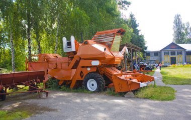 Pereyaslav-Khmelnitsky, Ukrayna - Jule 25, 2019: Pereyaslav-Khmelnitsky'de Açık hava Halk Mimarisi ve Orta Dinyeper'in Yaşamı Müzesi'nde eski hasat makinesi Kolos'u biraraya getirin