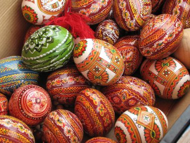 El yapımı ahşap paskalya yumurtaları (pysanka) satılık