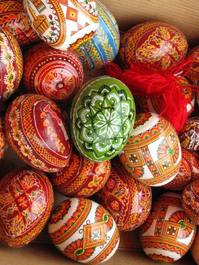 El yapımı ahşap paskalya yumurtaları (pysanka) satılık
