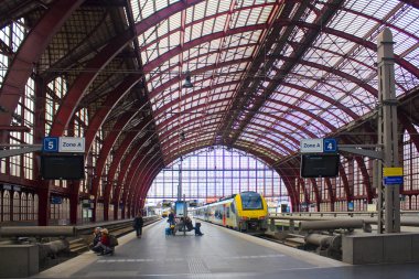 Anvers, Belçika - 2 Mayıs 2019: Antwerp Tren İstasyonu Platformları