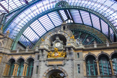 Anvers, Belçika - 2 Mayıs 2019: Antwerp'teki Ana Tren İstasyonu'nda eski saatli iç mekan
