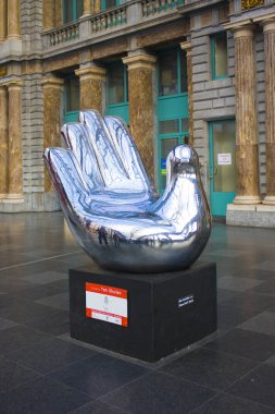 Anvers, Belçika - 2 Mayıs 2019: Antwerp'teki Ana Tren İstasyonu'nda el güvercini şeklinde gümüş heykel