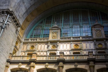 Anvers, Belçika - 2 Mayıs 2019: Antwerp'teki Ana Tren İstasyonu'nda eski saatli iç mekan