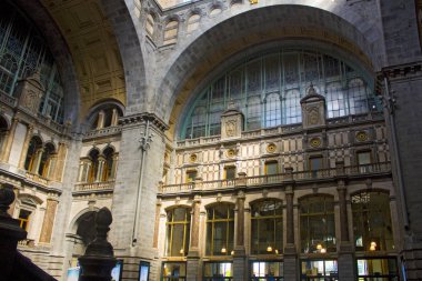 Anvers, Belçika - 2 Mayıs 2019: Antwerp'teki Ana Tren İstasyonu'nda eski saatli iç mekan