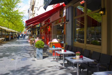 Anvers, Belçika - 2 Mayıs 2019: Brüksel'in Eski Kent'inde sokak kafesi