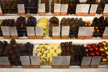 Anvers, Belçika - 2 Mayıs 2019: Brüksel'de Belçika çikolatası ile vitrin