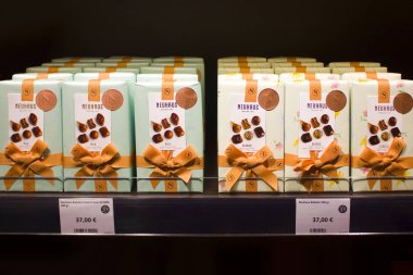 Anvers, Belçika - 2 Mayıs 2019: Antwerp'te Belçika çikolatası ile vitrin